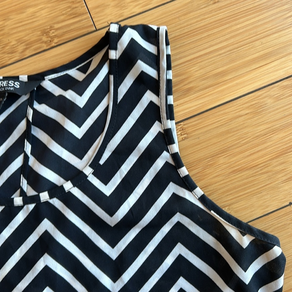 Split back Tank top - Picture 2 of 4